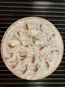flamenkuche crème fraiche champignons mozzarella