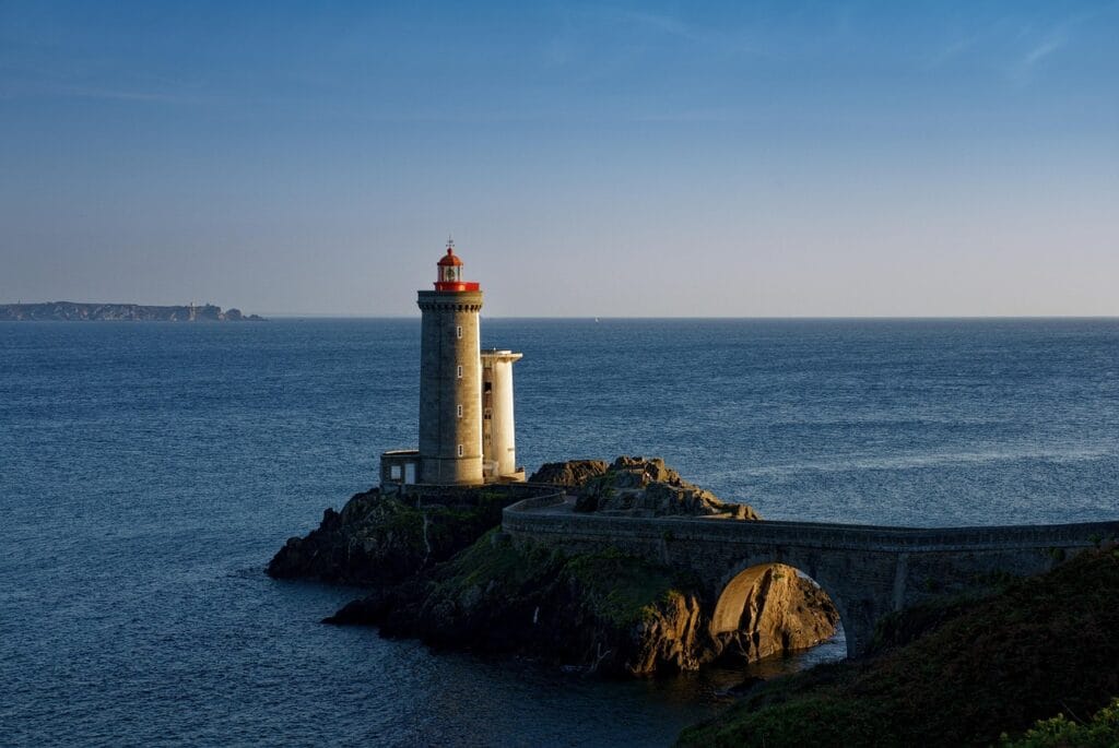 La bretagne, région d'origine du far breton aux pruneaux