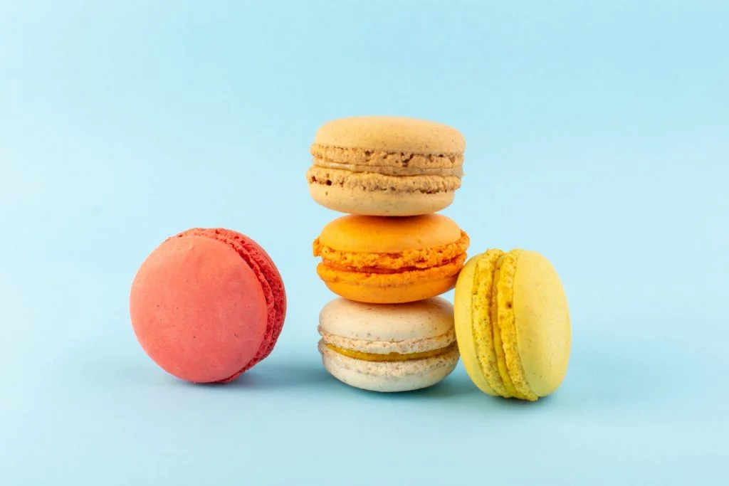 Coques de macarons colorées