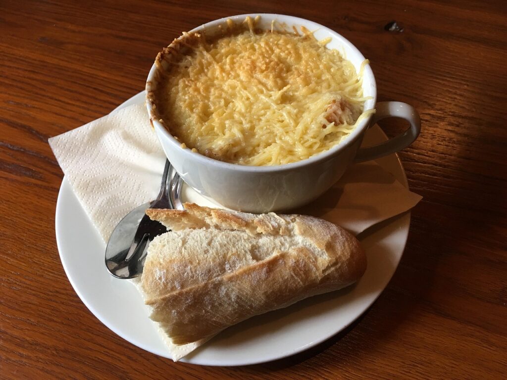 Soupe à l'oignon avec sa baguette