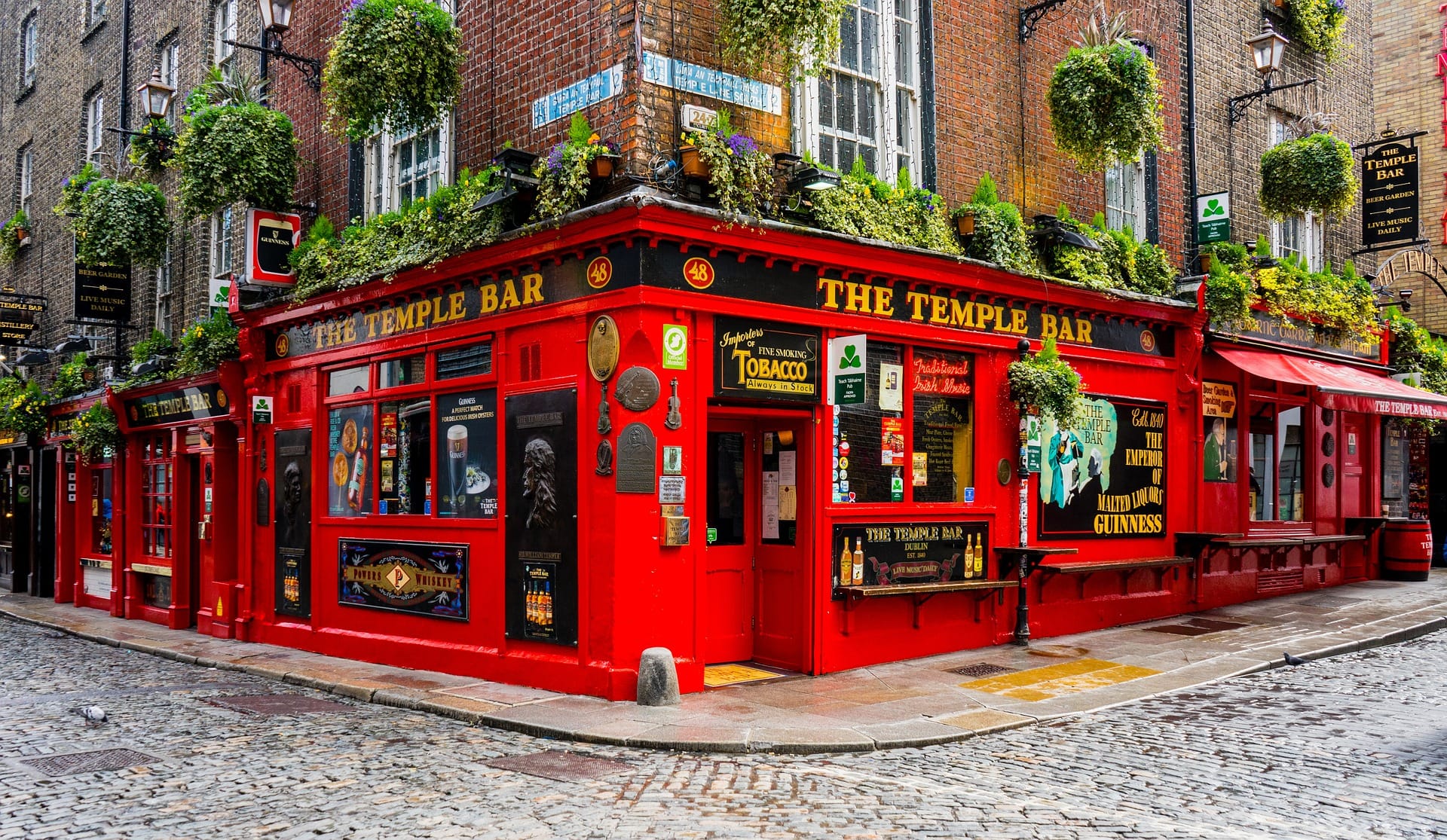 Pub anglais rouge, berceau du fish and chips à Londres