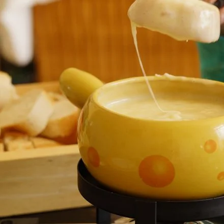 Recette de la Fondue Savoyarde traditionnelle : la meilleure recette aux 3 fromages