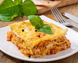 Découvrez la véritable recette des Lasagnes à la bolognaise italienne réalisée avec une sauce qui mijote lentement avec du bœuf et du porc