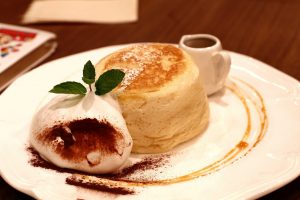 Fluffy pancake avec crème fouettée