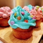 Cupcakes avec ganache bleue avec des smarties
