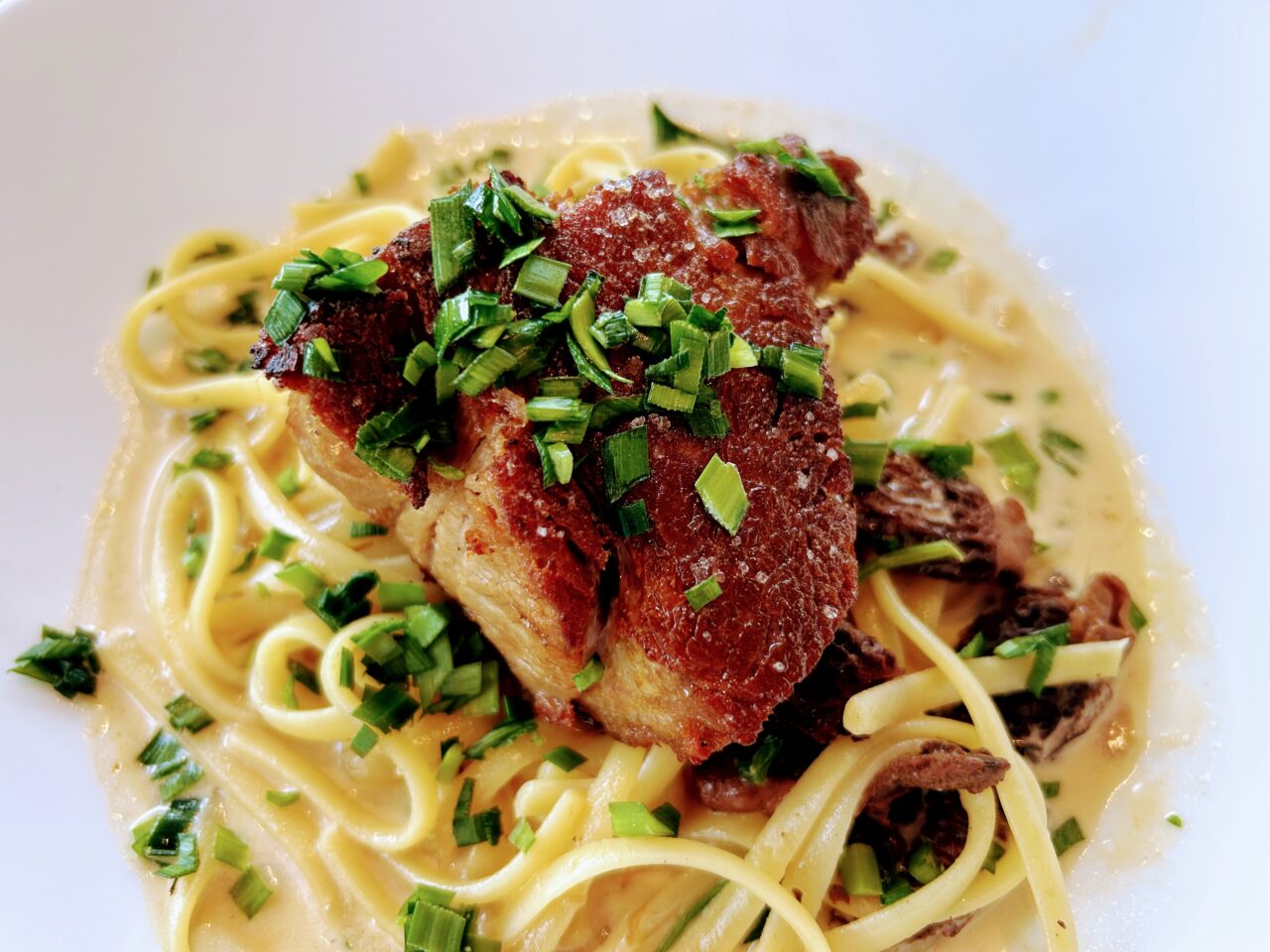 Échine de porc confite : la recette pour une viande fondante