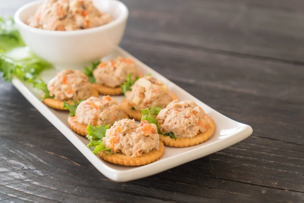 Rillettes de thon sur des crackers