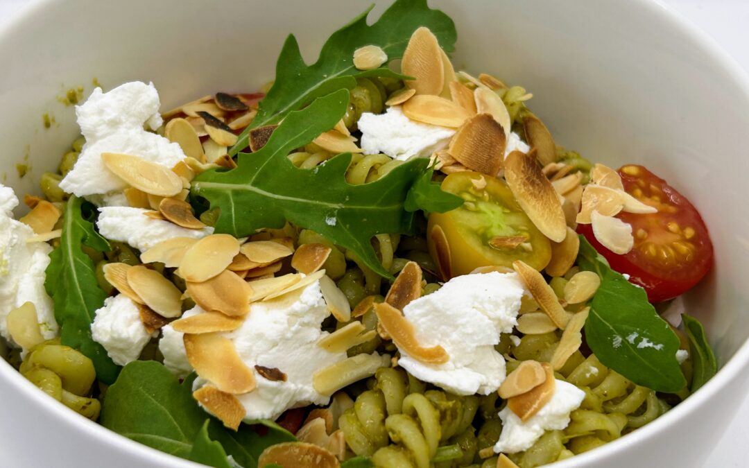 Pâtes au pesto, fromage de chèvre frais et amandes