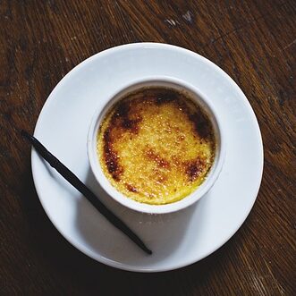 Creme Brulee sur une table edited