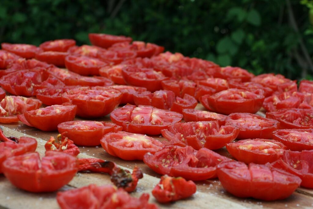 Tomates sechant au soleil