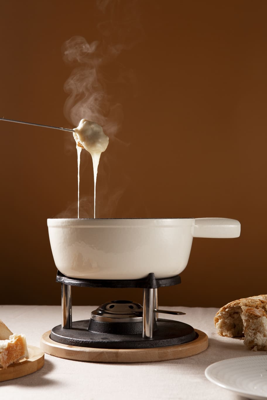 fondue savoyarde traditionnelle dans le caquelon à fondue