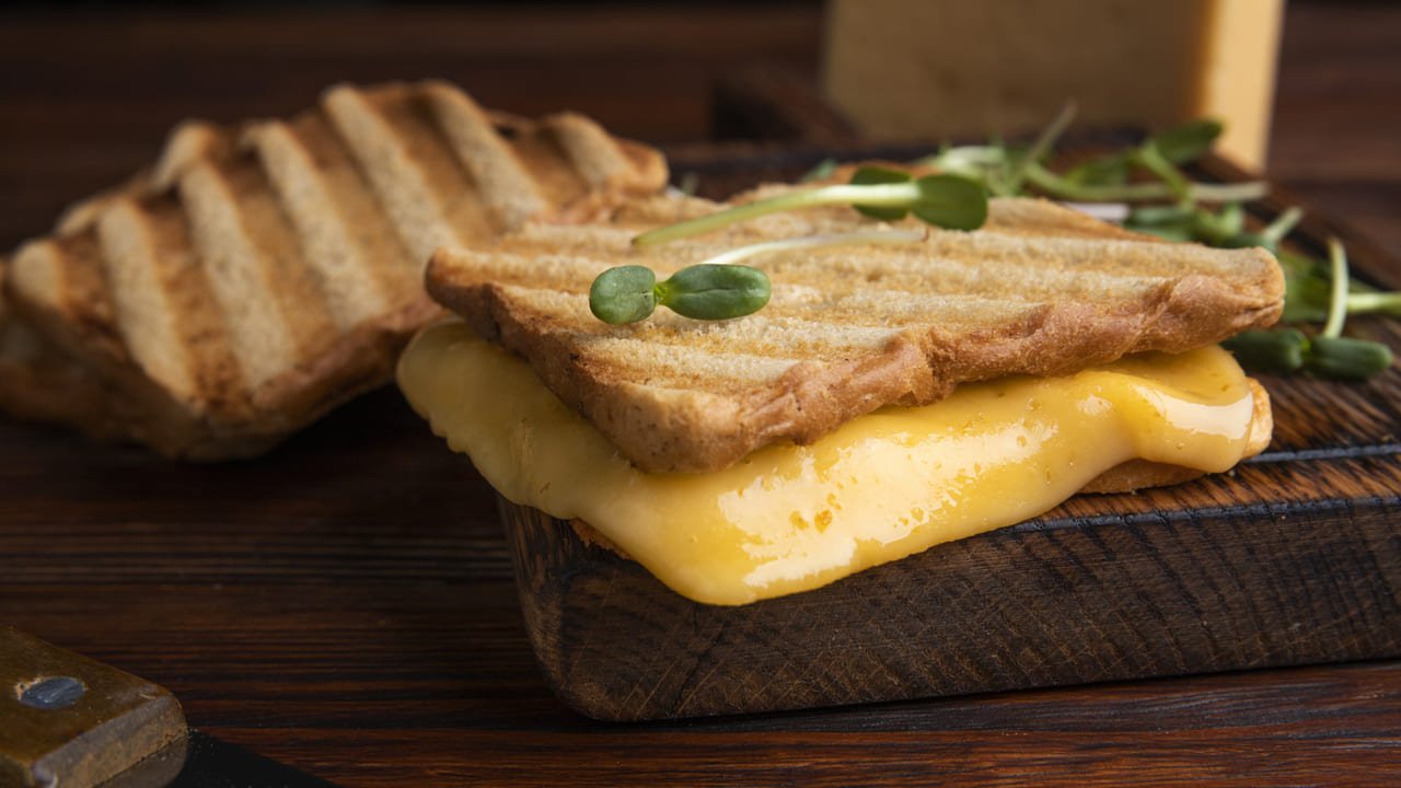 Recette authentique de sandwich Grilled Cheese à l’américaine : Un délice fondant à savourer.
