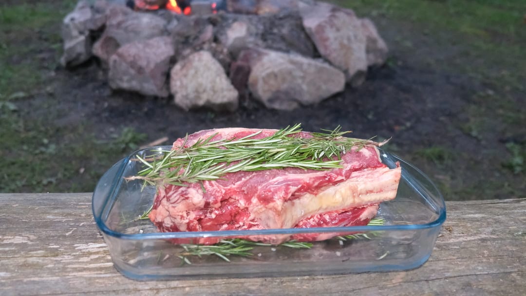 Côte à l'os et herbes aromatiques