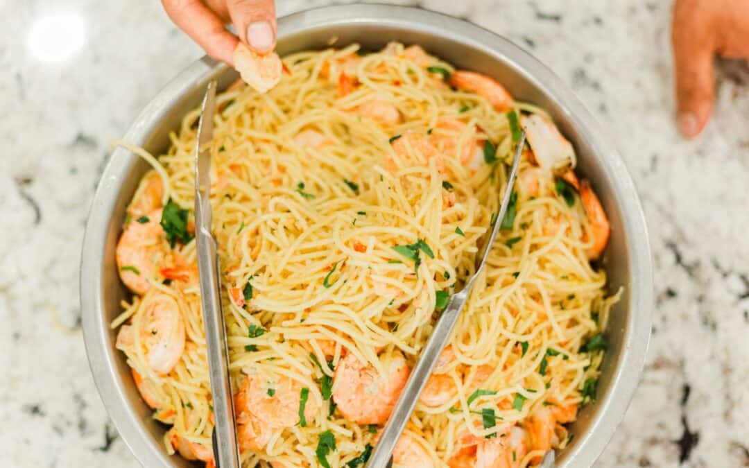 Pâtes aux crevettes sautées & basilic – Recette simple et gourmande