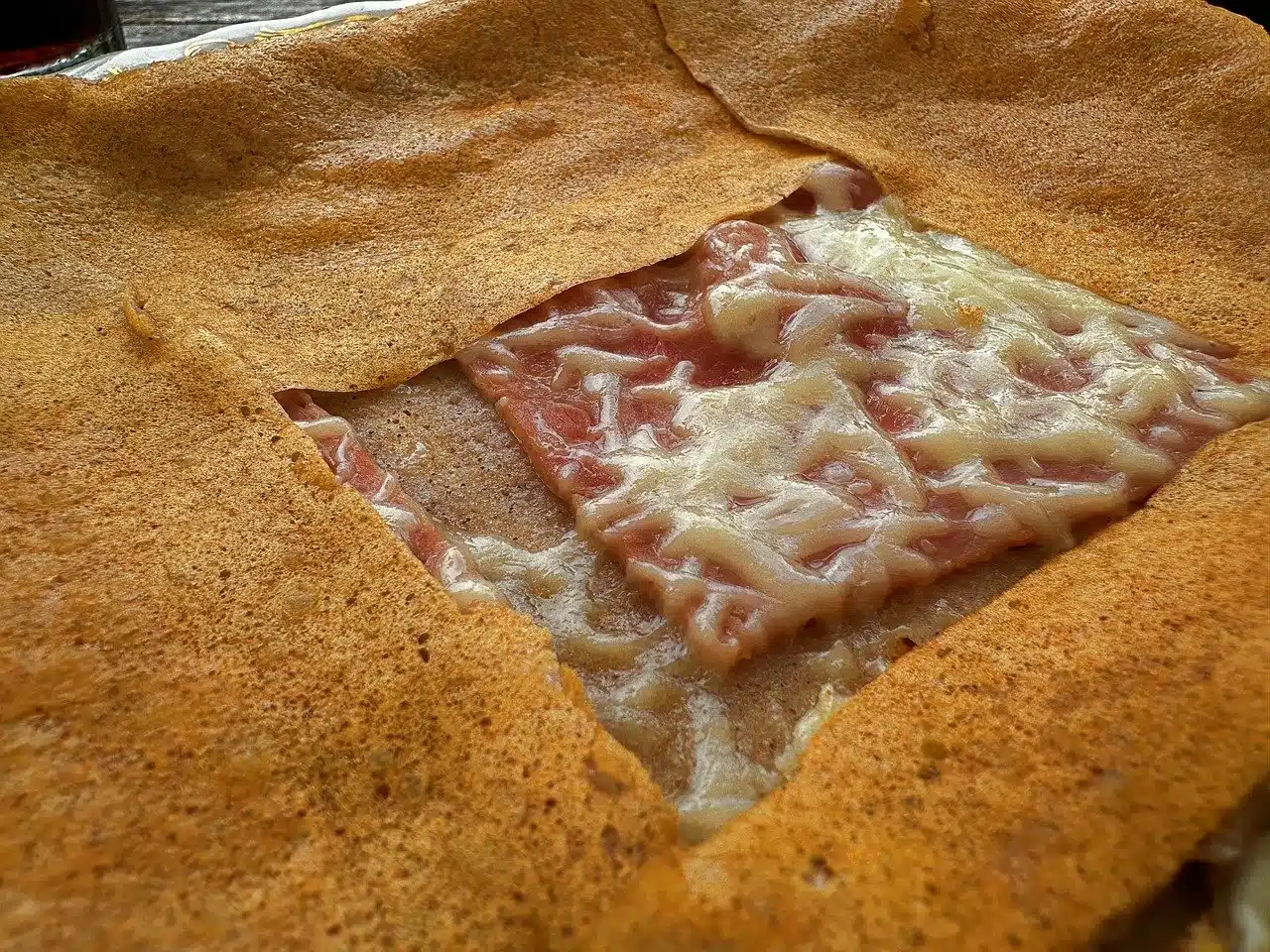 Galettes de blé noir avec du jambon et du fromage