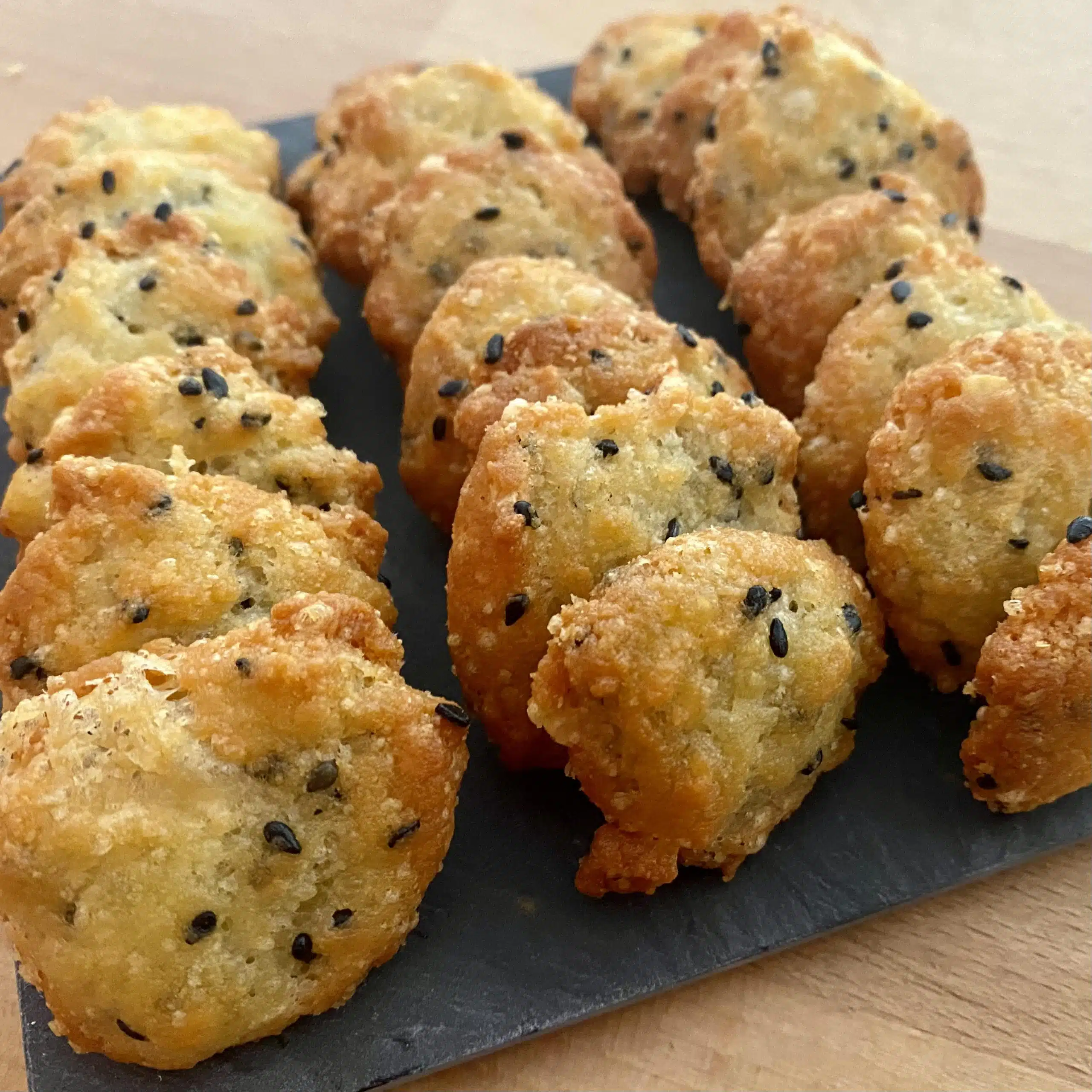 Biscuits Aperitif Au Parmesan Et Sesame Carre Scaled