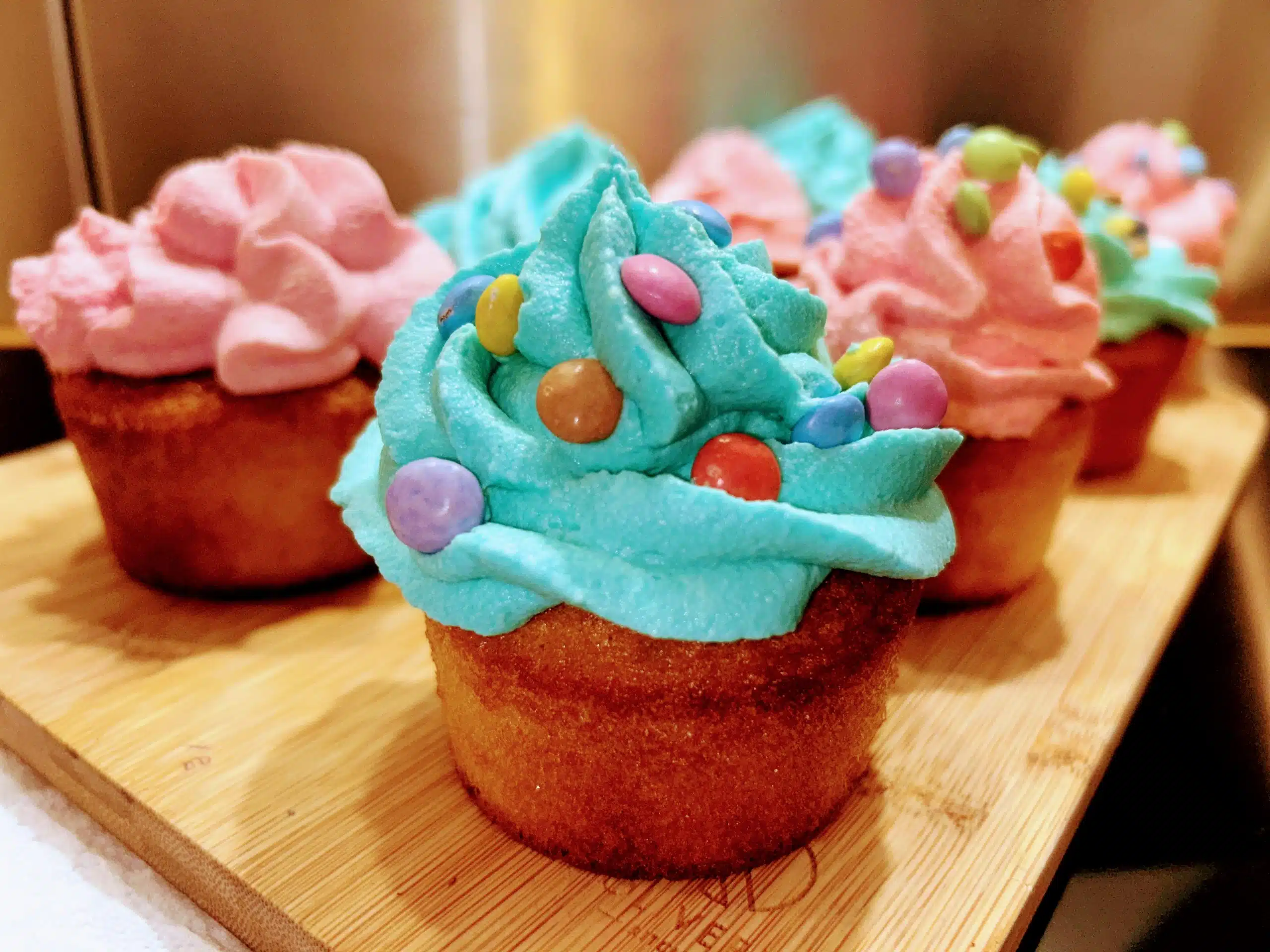 Cupcakes Avec Ganache Bleue Avec Des Smarties Scaled