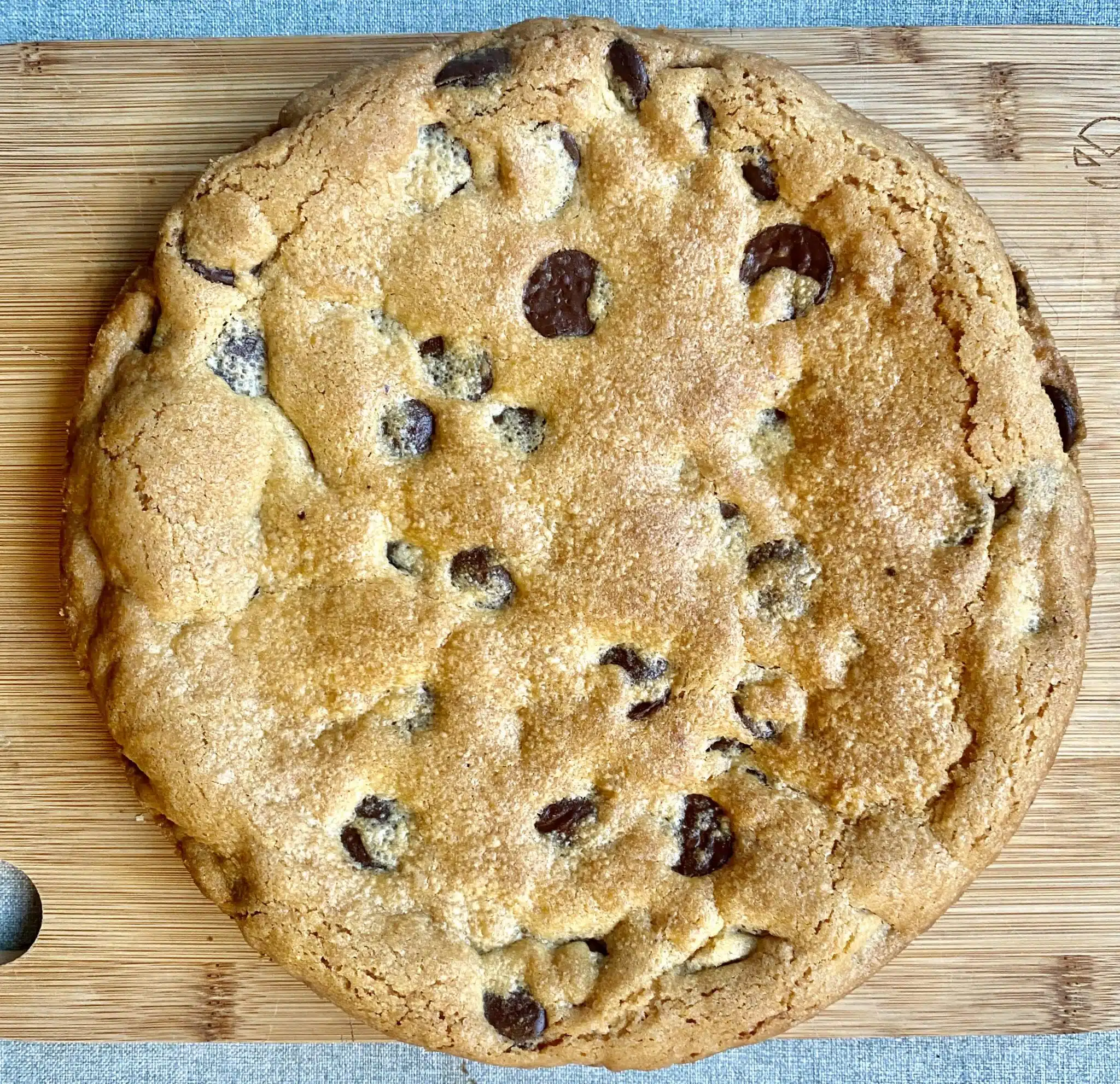 Gateau Cookie Geant Aux Pepites De Chocolat 2 Scaled