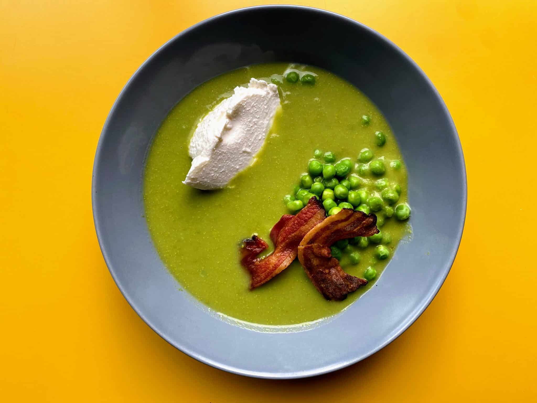 Velouté de cosses de petits pois avec ricotta et poitrine fumée