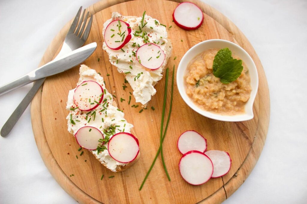 Au printemps, c'est le moment parfait pour les radis croque au sel et sa tartinade.