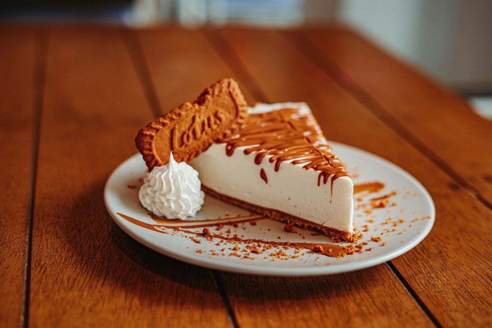 Hszgpnzgb3a a piece of cheesecake on a white plate