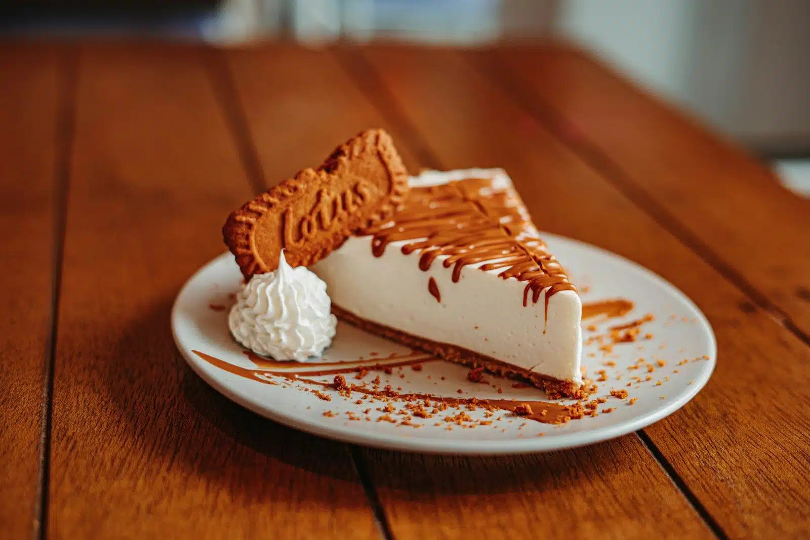 Hszgpnzgb3a a piece of cheesecake on a white plate