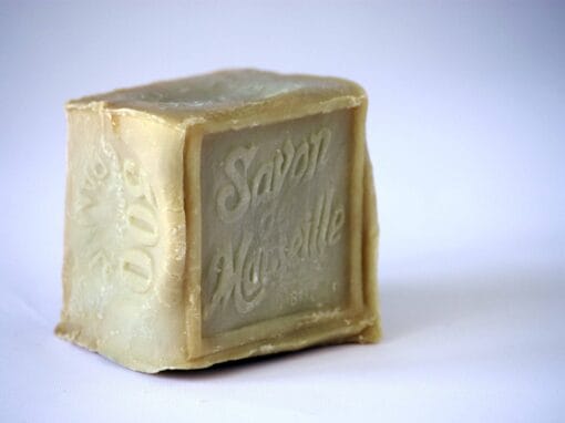 Lessive maison au savon de Marseille : une recette DIY efficace qui n’encrasse pas la machine