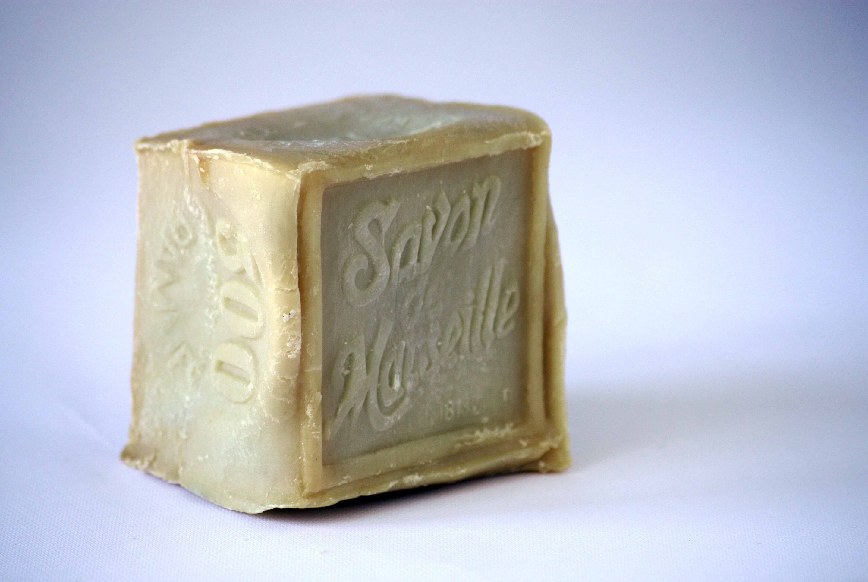 Lessive maison au savon de Marseille : une recette DIY efficace qui n’encrasse pas la machine