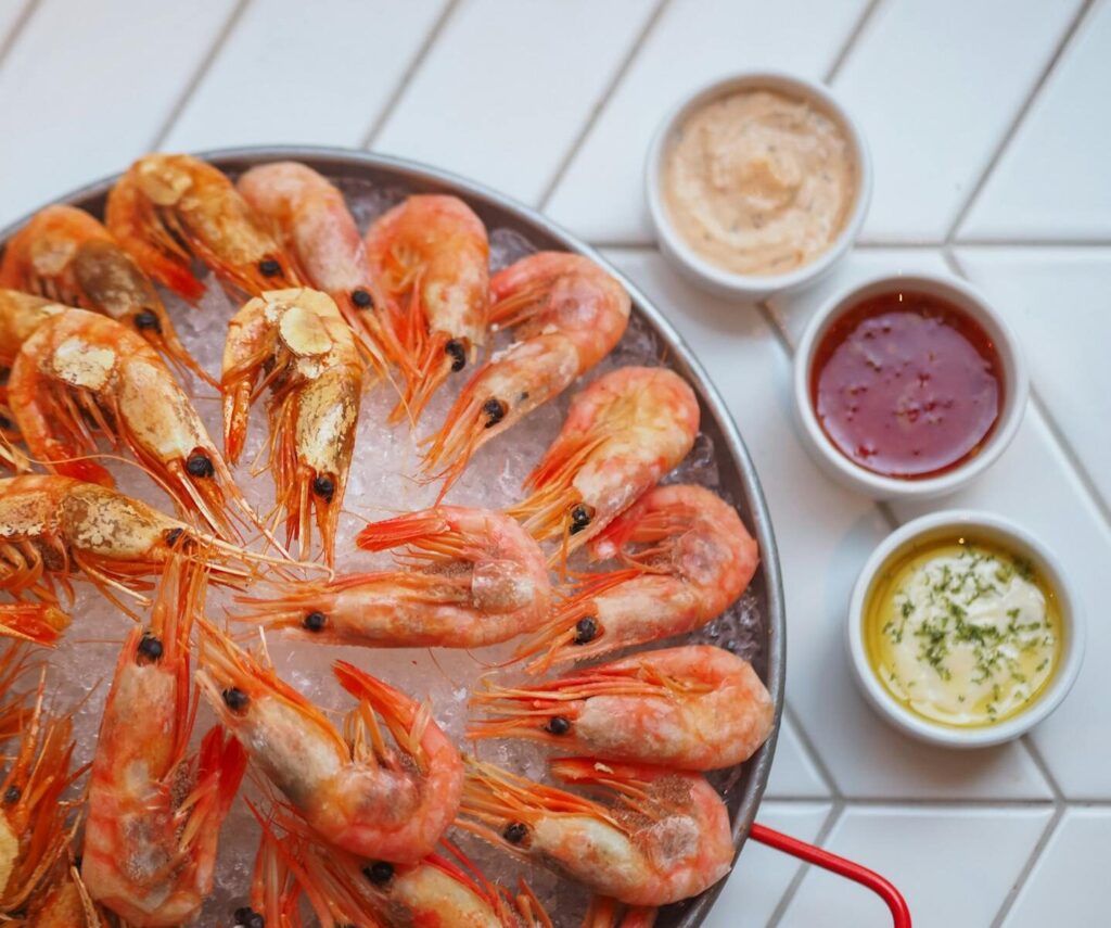 Crevette avec des sauces dont de l'aioli