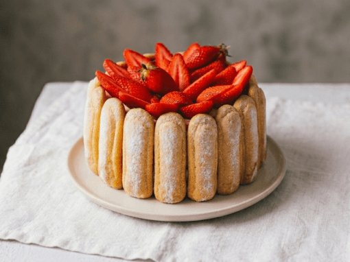 Charlotte aux fraises maison : dessert léger et aérien à la chantilly